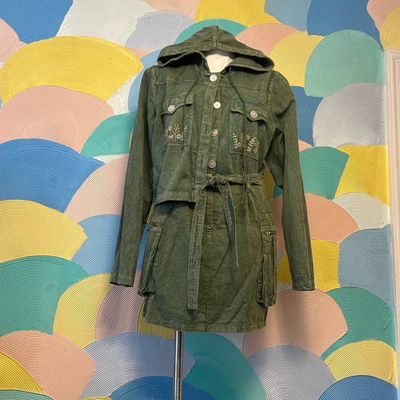 EARTHBOUND Tops - Earthbound large 2 piece 100 cotton green hoodie skirt w/ embroidered flowers